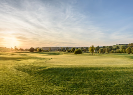Stimmungsbild Golfpark mit einem Golf Wagen